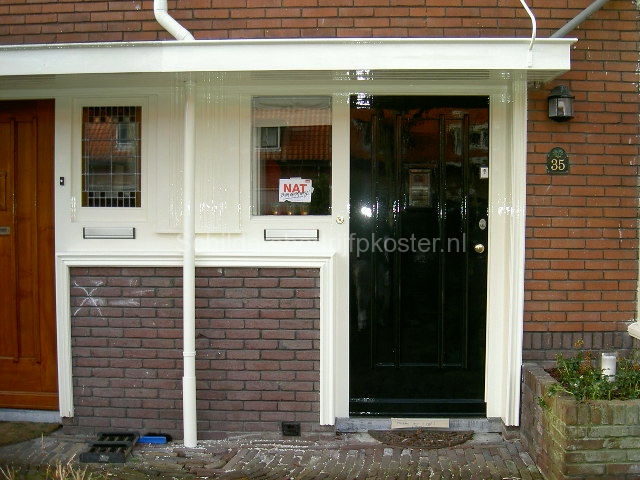 Gelakte voordeur en zijlicht in crèmewit kozijn