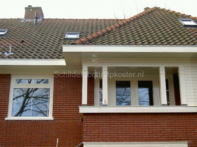 Woning met balkon en dakkapel na het schilderen